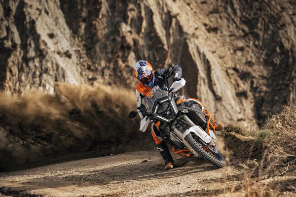 2025 KTM 1390 SUPER ADVENTURE R dreht sich