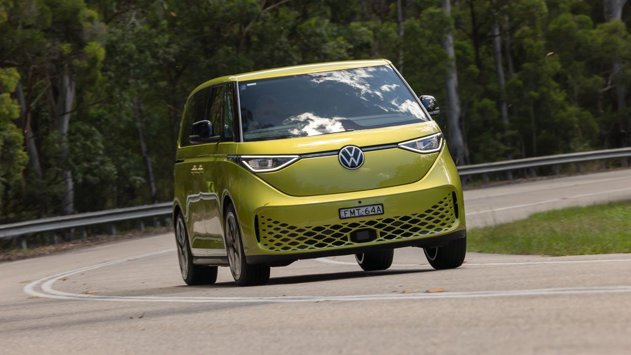 Volkswagen ID.Buzz 2025 fährt Highway 4