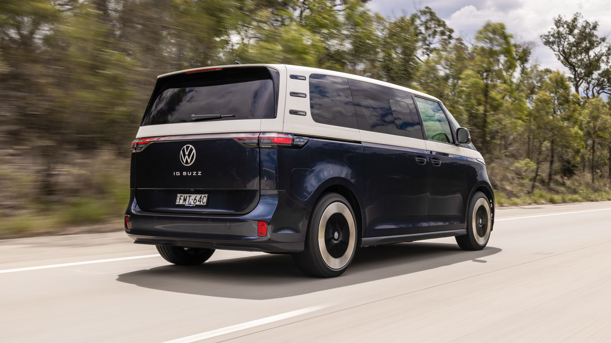 Volkswagen ID.Buzz LWB 2025 fahrend hinten 3/4 2