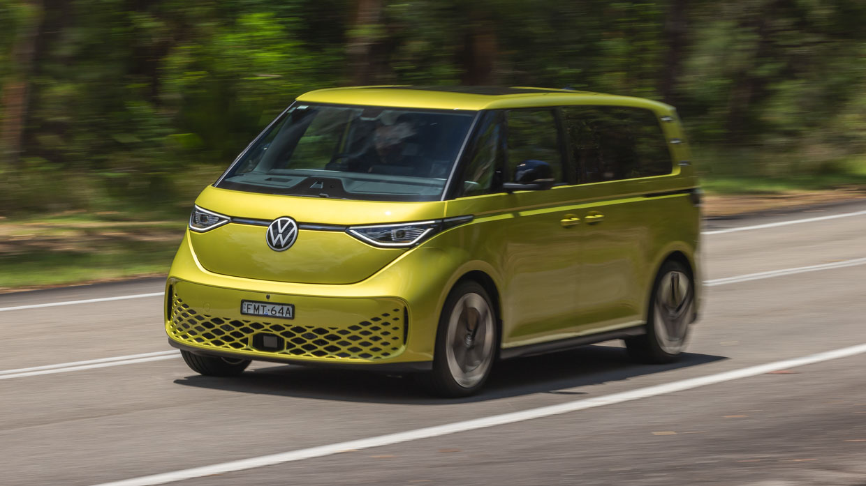 Volkswagen ID.Buzz 2025 fährt Highway 3