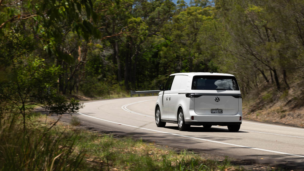 Volkswagen ID Buzz Cargo 2025 fährt hinten weit 2