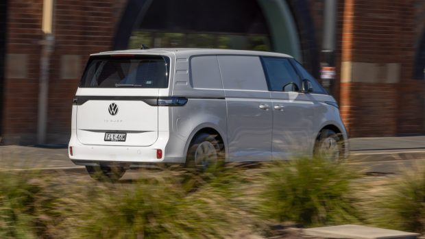 Volkswagen ID Buzz Cargo 2025 fährt weit hinten