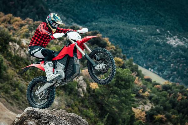 Das Motorrad verfügt immer noch über rund 80 PS