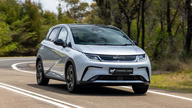 2024 BYD Dolphin Premium vorne 3/4 Winkel fahren 2