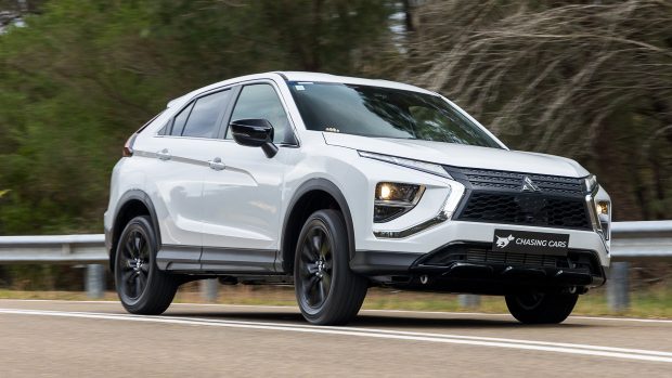 Mitsubishi Eclipse Cross LS Black Edition 2023 fährt vordere Ecke 2
