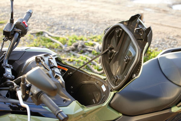 Ein Staufach an der Stelle, an der sich der Kraftstofftank befinden sollte, ist eine sehr praktische Funktion