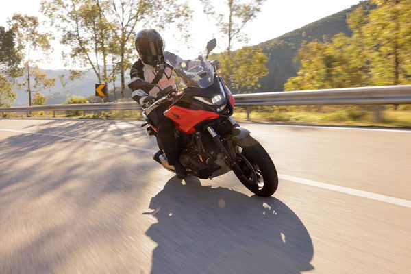 Der Bildschirm ist fest montiert, es besteht jedoch die Möglichkeit, einen verstellbaren Bildschirm zu verwenden