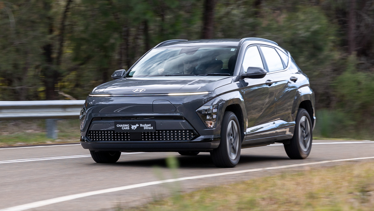 Hyundai Kona Electric 2024 fährt vorne 3/4 5