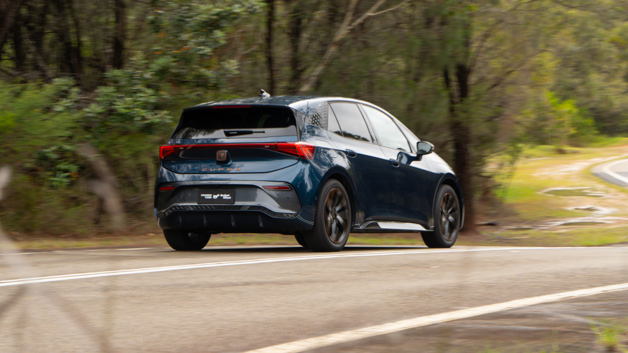 Cupra Born LT 2025 fährt hinten 4