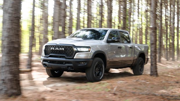 2025 Ram 1500 Rebel fährt durch den Wald