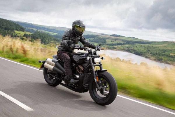Eine schwarze Harley-Davidson Sportster S aus dem Jahr 2021 wird über eine Landstraße gefahren
