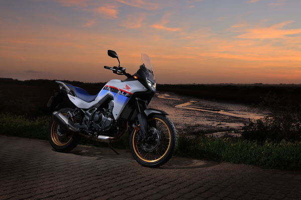 Honda XL750 Transalp Sonnenuntergang