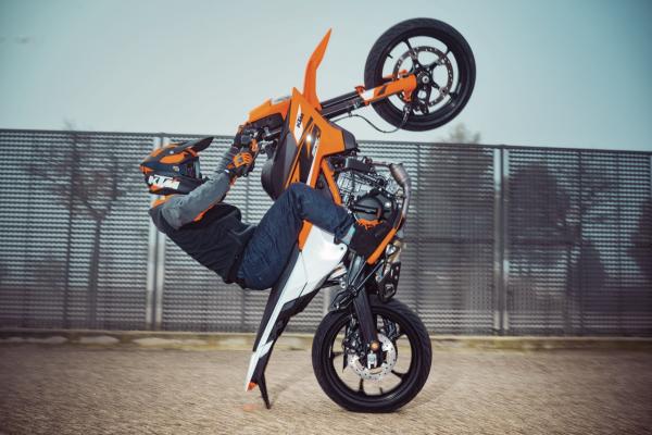 Die 2025 KTM 125 SMC R macht einen Wheelie