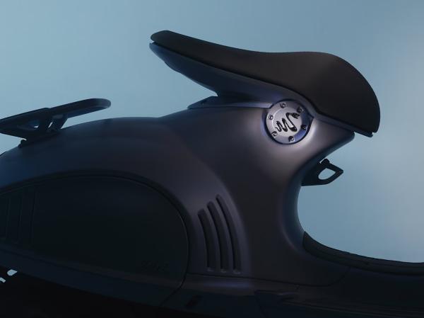 Schwarze Vespa 946 Snake