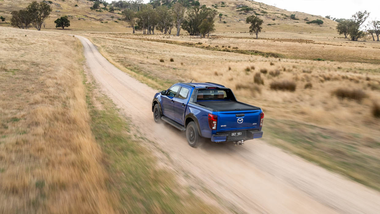 Mazda BT-50 SP 2025 hinten weit