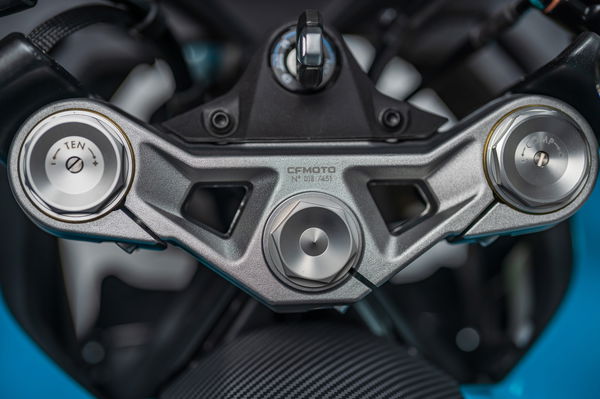 Die obere Klemme ist mit der Seriennummer eingraviert