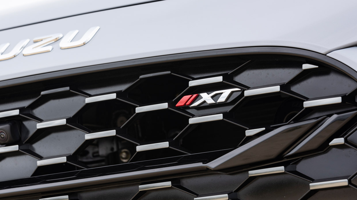 Isuzu MU-X 2025 X-Terrain Abzeichen