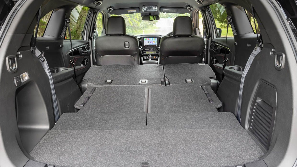 Isuzu MU-X 2025 X-Terrain Innenstiefel