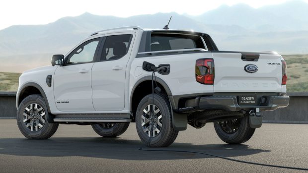 Ein Ford Ranger Wildtrak Plug-in Hybrid UTE mit einem Ladekabel, das in den Ladungsanschluss angeschlossen ist