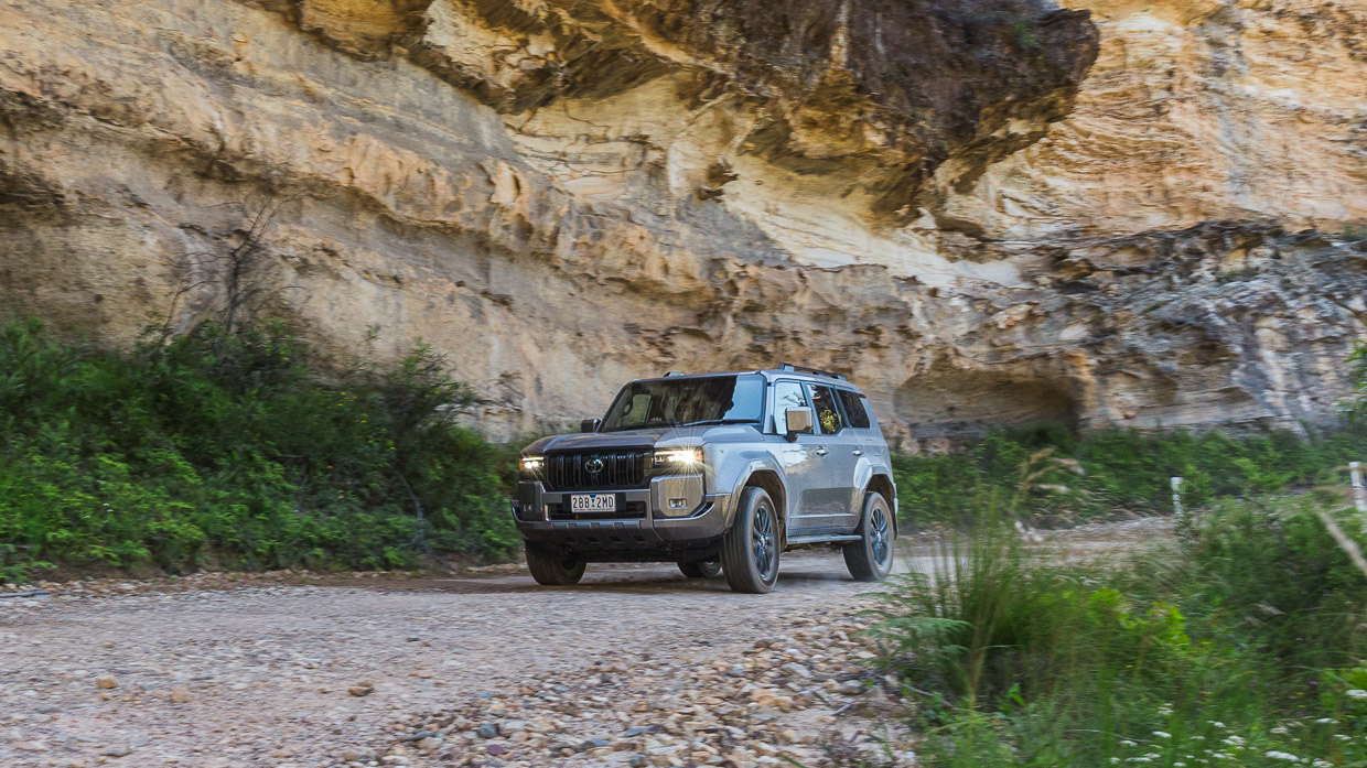 Toyota Prado Kakadu 2025 Front 3/4 Fahren 15