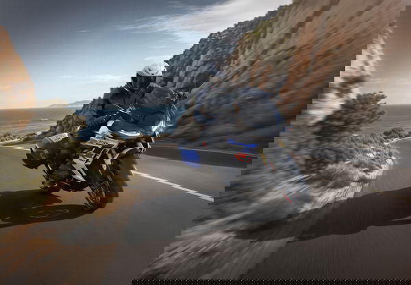 R1300 Rs auf der Straße