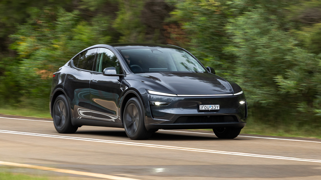 Tesla Modell Y 2025 Fahren 22