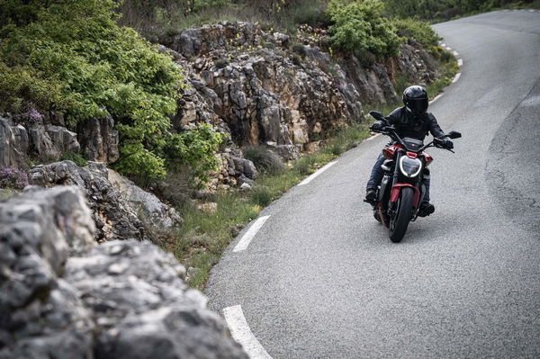 2025 XDIAVEL V4 - Reiten