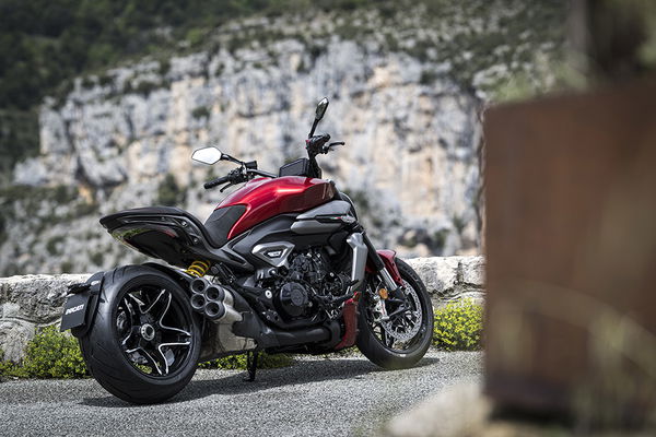 2025 XDIAVEL V4 - Statisch