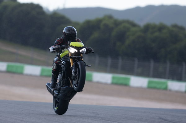 Geschwindigkeit Triple 1200 RX - Wheelie