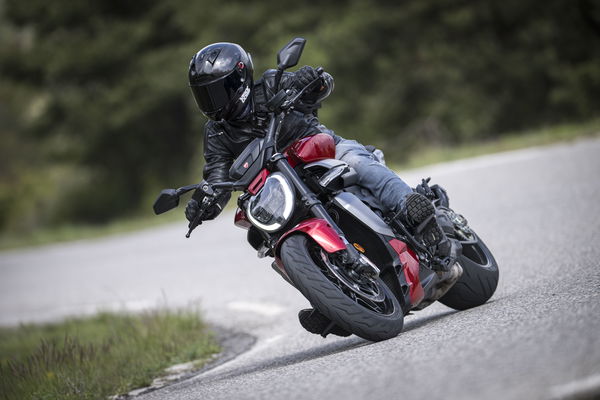 2025 XDIAVEL V4 - Reiten