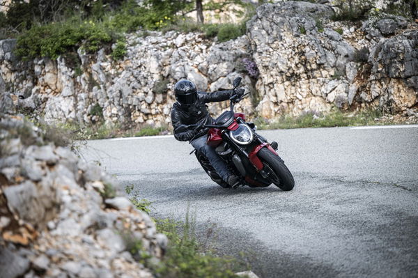 2025 XDIAVEL V4 - Reiten