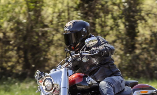 Der Haifischler -Motorradhelm