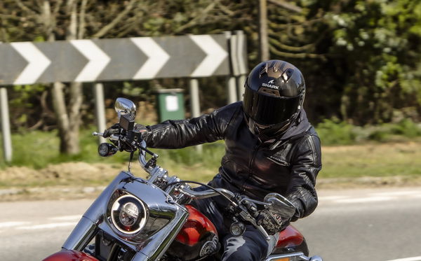 Der Haifischler -Motorradhelm