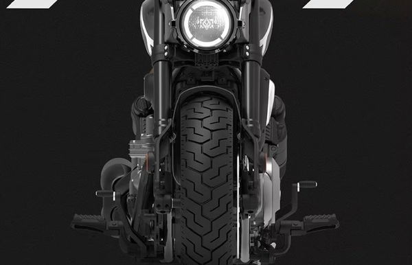 Sie können den Kupplungsaktuator auf der rechten Seite des Motors sehen (links auf dem Bild)