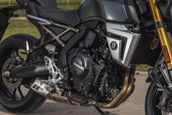 Der Motor und das 8-Ball-Branding des Fahrrads