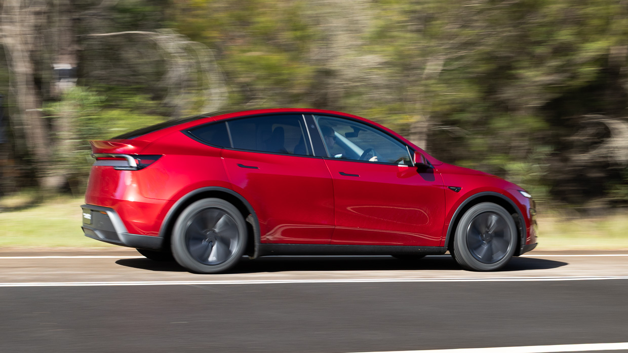 Tesla Modell Y RWD 2025 Fahren 7