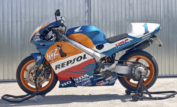 Honda VFR800 FI Doohan Replik -Seitenansicht. Kredit - Wallapop
