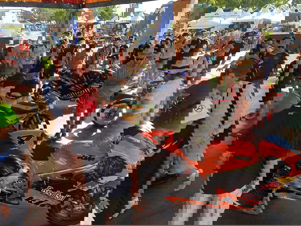 Fahrräder am FIM Historic Events Kalender - 2025 Le Mans Classic. Kredit - Amicale Spirit der Geschwindigkeit