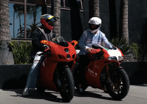 Ducati MotoGP -Rennfahrer Fabio Di Giannantonio Rides Ducati 996 in Hollywood