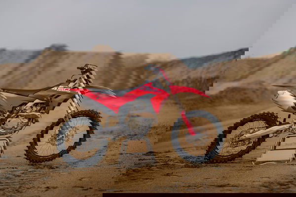 Seitenansicht der neuen Ducati Desmo450 mx