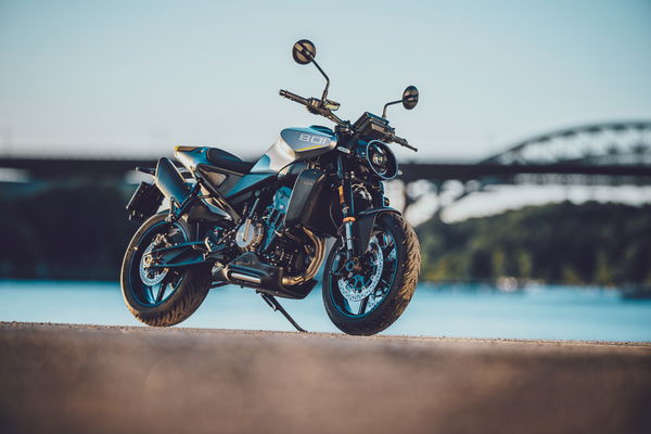 Husqvarna Vitpilen 801 in der Nähe eines Flusses