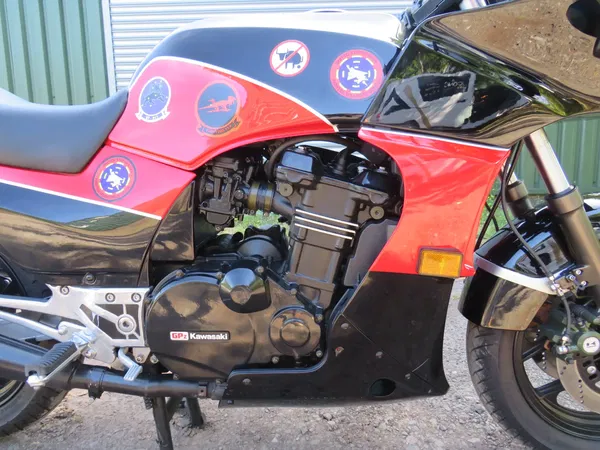 Kawasaki GPZ900 'Top Gun' Replica Decals. Kredit - ikonische Auktionatoren