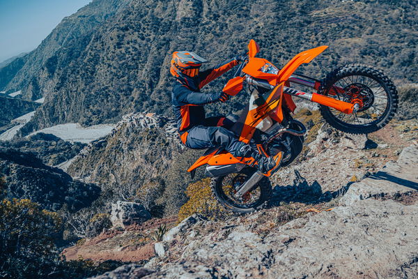 KTM Enduro -Fahrrad in den Bergen fährt