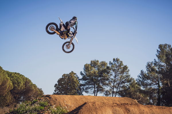 Husqvarna FC 450, der einen Motocross -Sprung durchführt