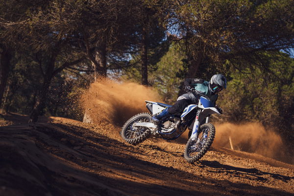 Husqvarnas neues Motocross-Fahrrad in Aktion mit vier Takten