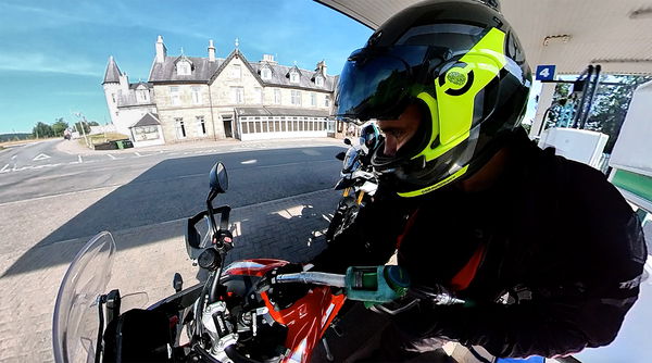 Motorrad Nachfüllung an der Tankstelle