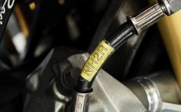 Eine Reihe von Teilen enthalten Aufkleber, die sich auf Hayden beziehen