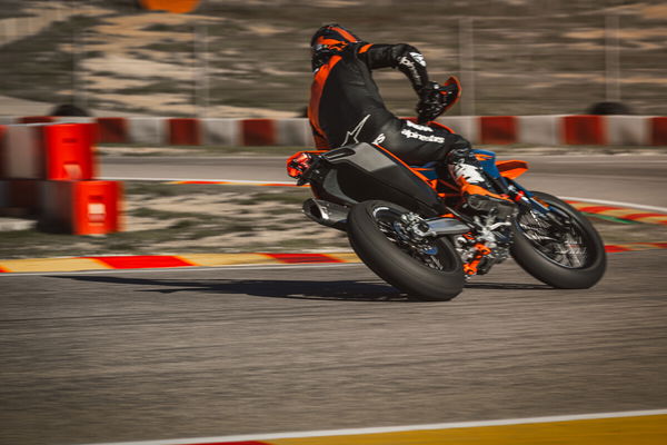Neues KTM 690 SMC R auf einer Supermoto -Strecke