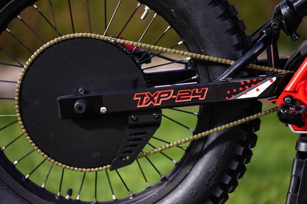Das Hinterrad und das Kettenrad des TXP-24