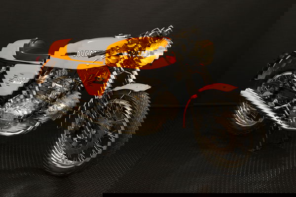 Ein Ducati 750 Sport